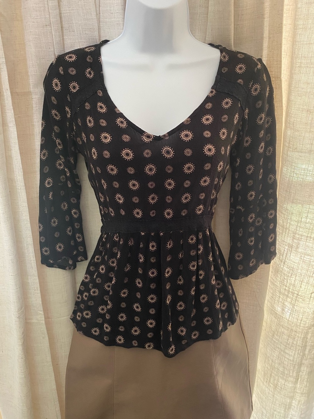 Peplum V-Neck Floral Dot Blouse - Black/Cream